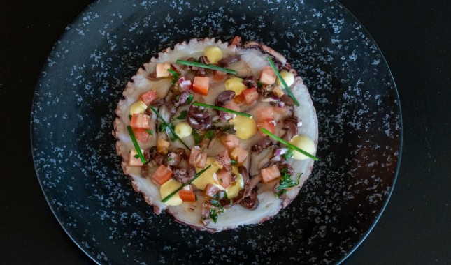 Carpaccio ze španělské chobotnice, olivy, rajče, olivový olej, šafránové aioli