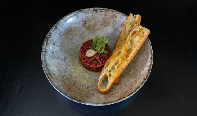 Tatarský steak z Black Angus, cibule, okurky, petržel, dijonská hořčice, worcester