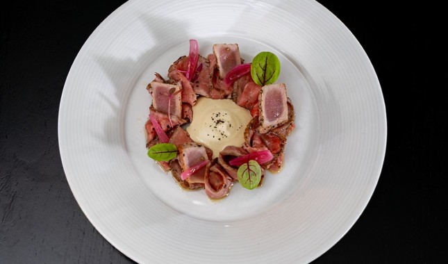  Vitello tonnato, plátky telecího, omáčka z tuňáka a kapar, nakládaná cibulka