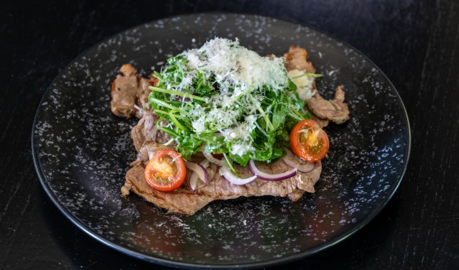 Mongolský steakový salát, grilované plátky roštěné, rukola, cherry rajčata, balsamico, parmazán